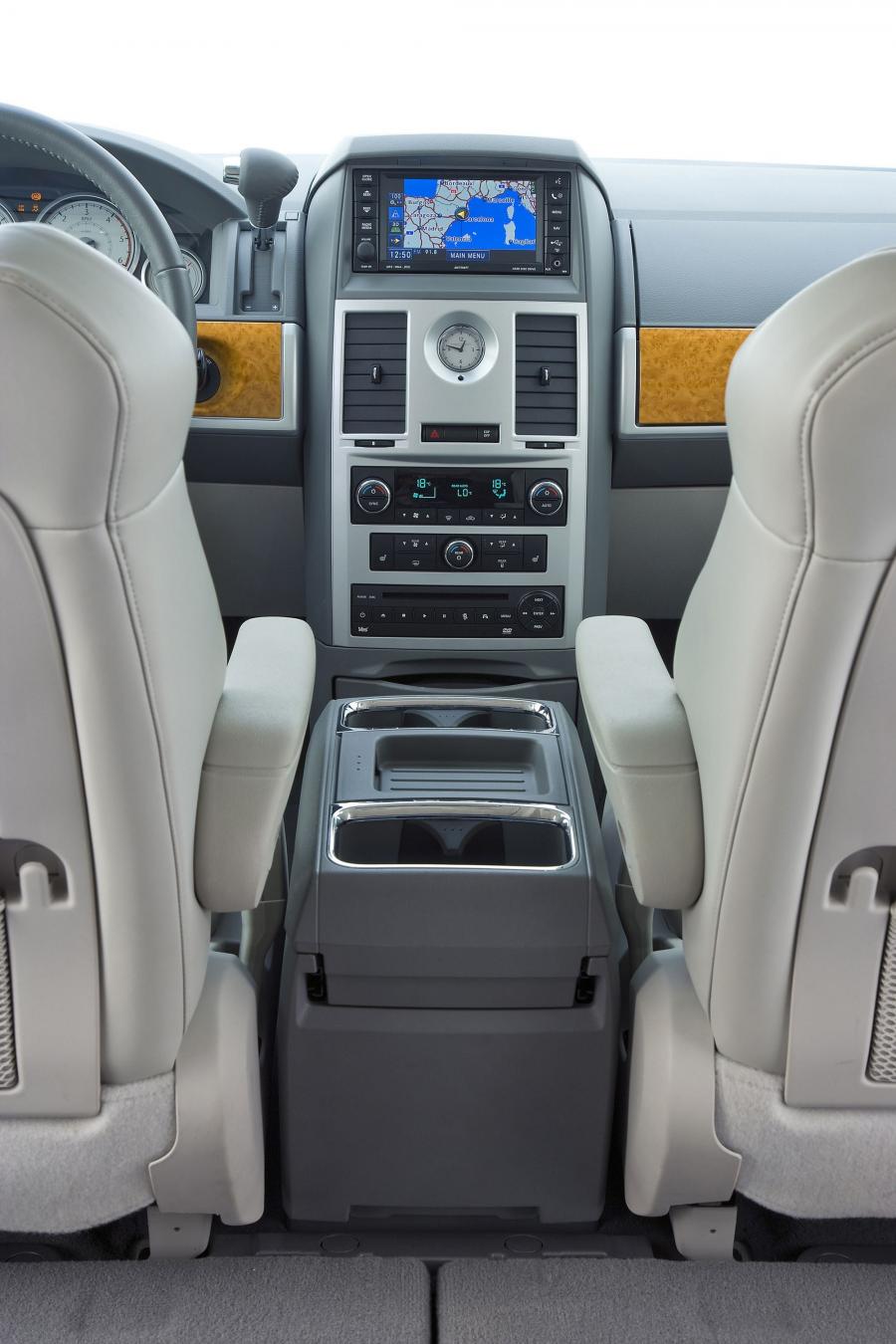 Chrysler Grand Voyager 2008 года  (фото 24 из 108)